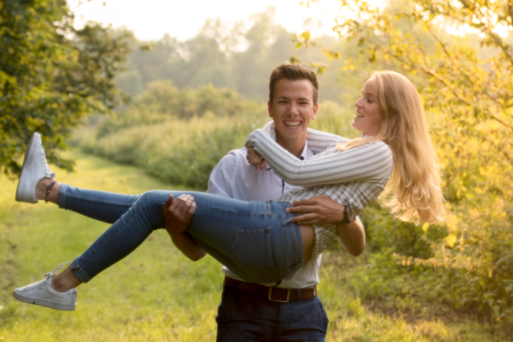 plezier tijdens familieshoot in buitenlucht