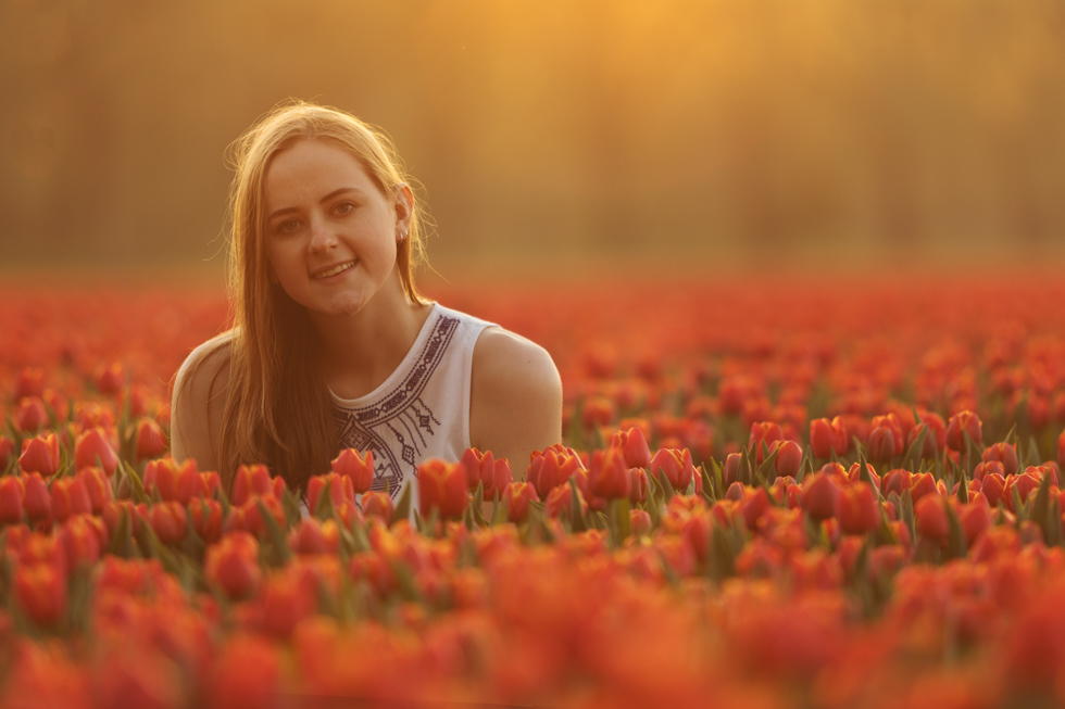 Natuurlijk licht fotografie door Wilma Fotografeert tijdens het gouden uur in het tulpenveld