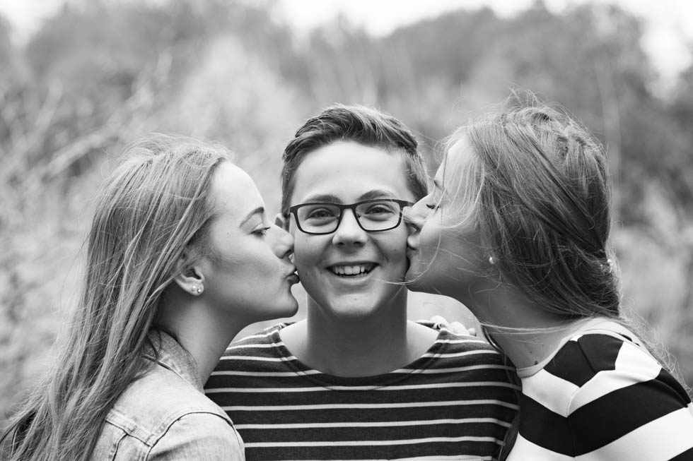 broer met zussen shoot in de buitenlucht door Wilma Fotografeert