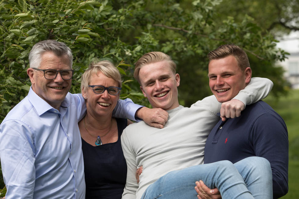 Familie foto in de buitenlucht door Wilma Fotografeert me tCanon5DMarkIV