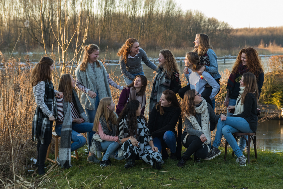 ongedwongen en spontane vriendinnen shoot met natuurlijk licht