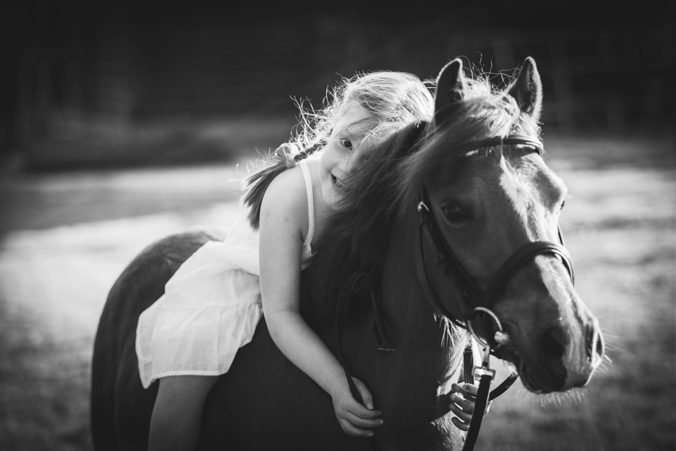 meisje op pony, in zwartwit canon 5dMark4